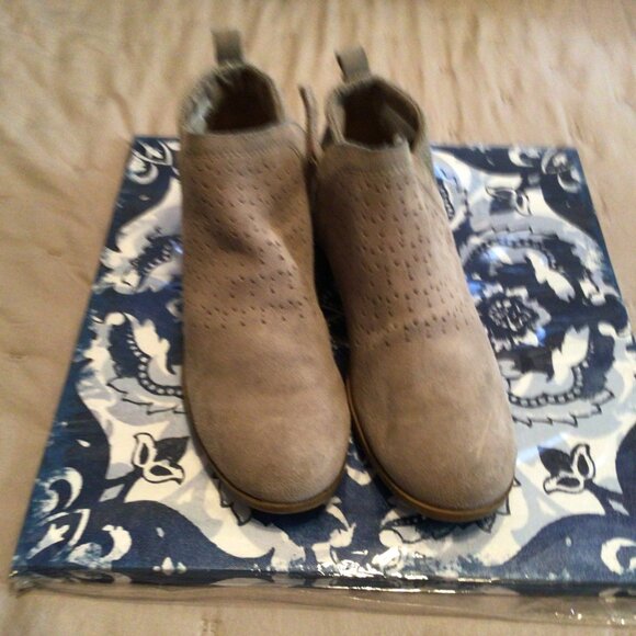 Toms Tan Cutout Suede Booties Pull On Heeled Ankle Boots Shoes Size 8 - Picture 2 of 5